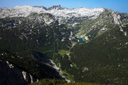 Téléchargez les photos : Vue panoramique des Alpes juliennes avec le mont Krn, le lac de Krn et le lac de Duplje avec la cabane de montagne et la ferme laitière - Parc national du Triglav Slovénie - en image libre de droit