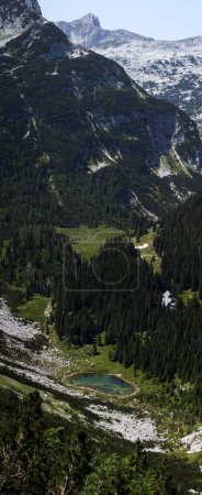 Téléchargez les photos : Panorama vertical Du mont Krn au lac de Duplje dans le parc national du Triglav Slovénie - en image libre de droit
