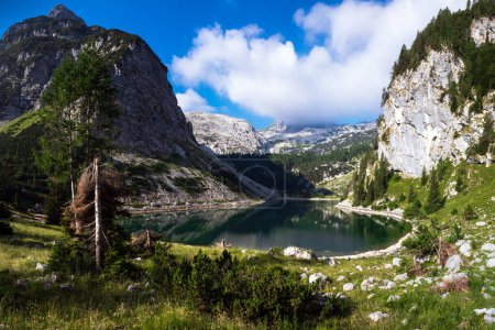 Téléchargez les photos : Lac de Krn (Krnsko Jezero) Paysage dans un matin d'été - Parc national du Triglav, Alpes jjuliennes Slovénie - en image libre de droit