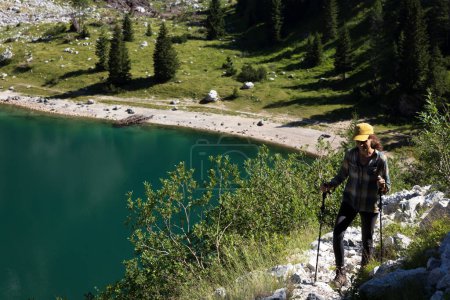 Téléchargez les photos : Randonnée pédestre en montagne au-dessus du magnifique lac alpin vert - Alpes juliennes Slovénie - en image libre de droit