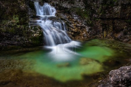 Téléchargez les photos : Vallée de Trenta - Sentier des cascades de Zapotoski Alpes juliennes Slovénie. - en image libre de droit