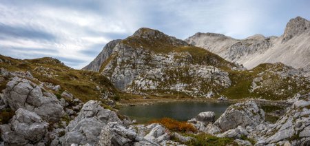Téléchargez les photos : Panorama du troisième lac du mont Krn est le lac de Luznica - Parc national de Triglav en Slovénie - en image libre de droit