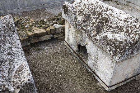 Foto de Antiguas tumbas romanas en la plaza de la ciudad Biaggio Marin En el centro de la ciudad de Grado, Gorizia, Italia - Imagen libre de derechos