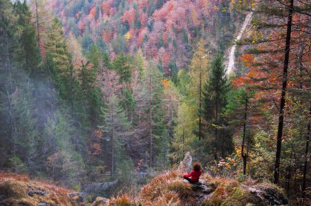 Foto de Meditación de la mujer adulta en el entorno natural de un bosque de otoño - Imagen libre de derechos