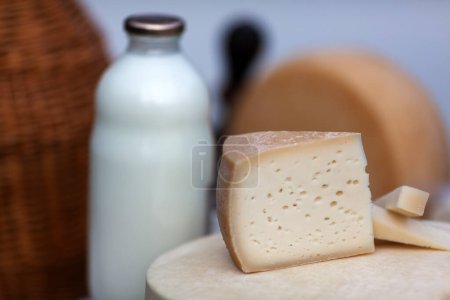 Frische Milchprodukte für ein gesundes Frühstück - Ziegenmilch und Käse