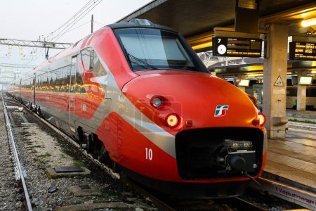 Téléchargez les photos : Venezia, Veneto, Italie - 28 Janvier 2024 : Freccia Rossa Red Train super rapide de Trenitalia à la gare Santa Lucia Venise - en image libre de droit