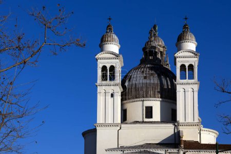 Basilika der Heiligen Maria der Gesundheit über blauem Himmel in Venedig