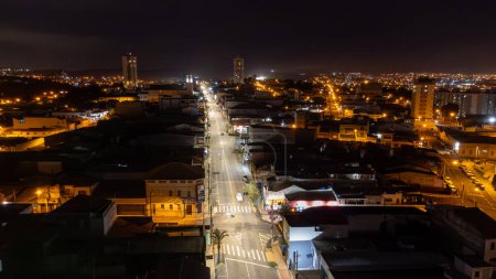 Téléchargez les photos : Avenida Nogueira Padilha, Vista area Noturna, 29/12/2023, Sorocaba - SP, com predios e luzes da cidade ao fundo - en image libre de droit