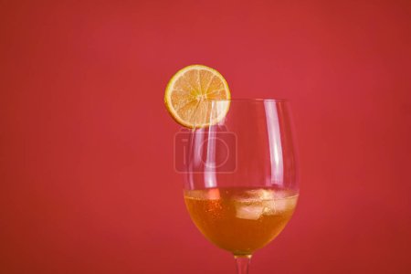 Bebida alcohólica con limones y limones 