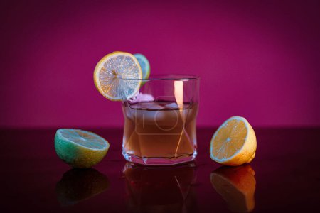 Téléchargez les photos : Boisson alcoolisée aux citrons et aux citrons. - en image libre de droit