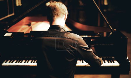                         Jeune pianiste jouant du piano.       