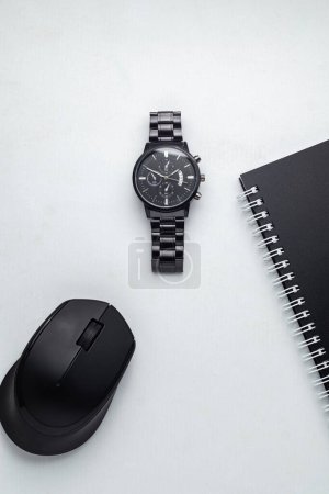 Foto de Composición laica plana con reloj, portátil y ratón de ordenador sobre fondo blanco, espacio para el texto - Imagen libre de derechos