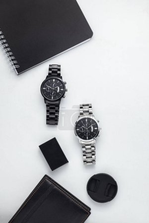 Foto de Plano con relojes, cuaderno, billetera sobre fondo blanco - Imagen libre de derechos