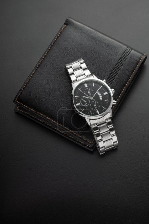 Foto de Reloj con billetera sobre fondo negro - Imagen libre de derechos