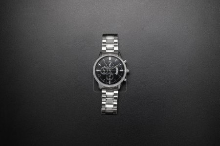 Foto de Foto de reloj de lujo sobre fondo negro - Imagen libre de derechos