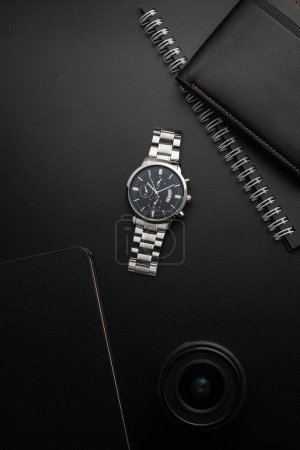 Foto de Foto de reloj de lujo con lente de cámara sobre fondo negro - Imagen libre de derechos