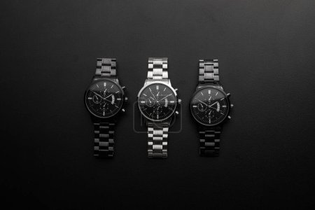 Téléchargez les photos : De montres de luxe sur fond noir - en image libre de droit