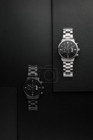 Foto de Foto de relojes de lujo sobre fondo negro - Imagen libre de derechos