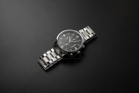 Téléchargez les photos : Photo de montre de luxe sur fond noir - en image libre de droit
