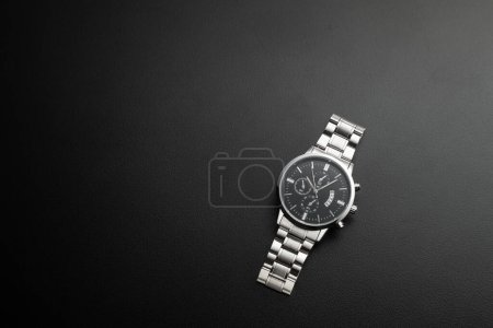 Foto de Foto de reloj de lujo sobre fondo negro - Imagen libre de derechos