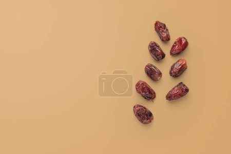 Téléchargez les photos : Dates fruits sur fond brun, gros plan - en image libre de droit