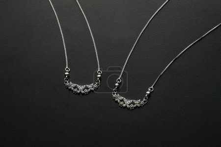 Foto de Hermosos dos collares de plata sobre fondo negro. - Imagen libre de derechos