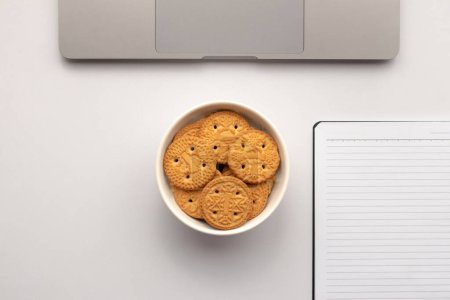 Téléchargez les photos : Biscuits au beurre. Biscuits sucrés dans la plaque, portable et ordinateur portable - en image libre de droit