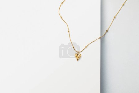 Foto de Collar de oro de lujo con colgante de corazón, tiro al estudio - Imagen libre de derechos