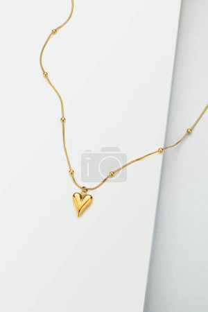 Foto de Collar de oro de lujo con colgante de corazón, tiro al estudio - Imagen libre de derechos