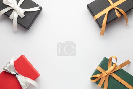 Téléchargez les photos : Vue du dessus des coffrets cadeaux sur fond de studio isolé - en image libre de droit
