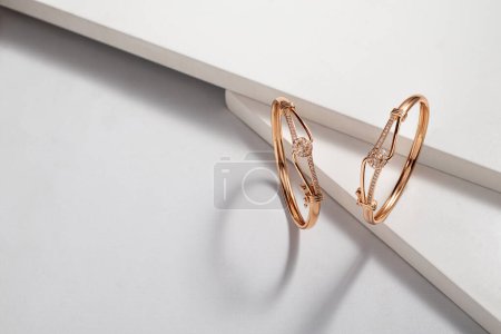 Foto de Luxury golden bracelets, studio shot - Imagen libre de derechos