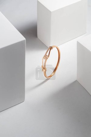 Téléchargez les photos : Bracelet doré luxe, plan studio - en image libre de droit