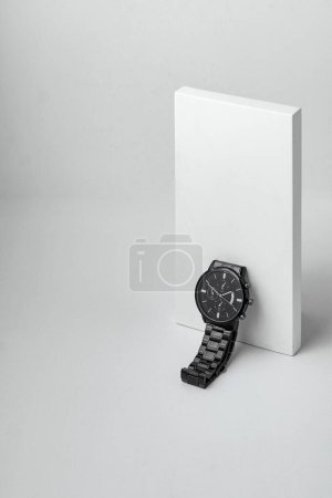 Téléchargez les photos : Montre de luxe noire sur table blanche, tableau blanc. accessoires - en image libre de droit