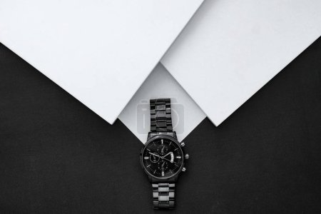Foto de Reloj de plata de lujo en blanco Table.accessories. - Imagen libre de derechos