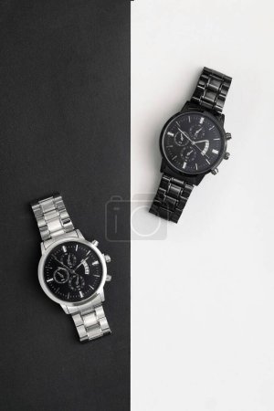 Foto de Relojes de plata de lujo en mesa blanca. Accesorios - Imagen libre de derechos