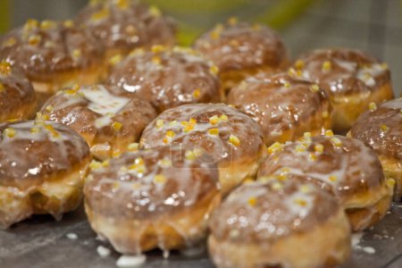 Téléchargez les photos : Donuts glacés frits Donuts avec une variété de garnitures telles que confiture, crème ou conserves de fruits - en image libre de droit