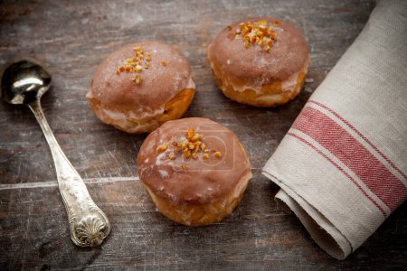 Frisch gebratene glasierte Donuts Donuts halbiert, enthüllt eine Vielzahl von Füllungen wie Marmelade, Sahne oder Fruchtaufstriche