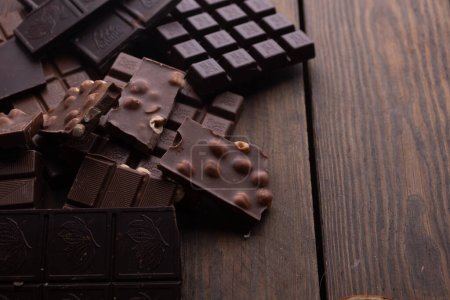 Téléchargez les photos : Chocolat. Délicieux chocolat sur fond de cacao, noix et café - en image libre de droit