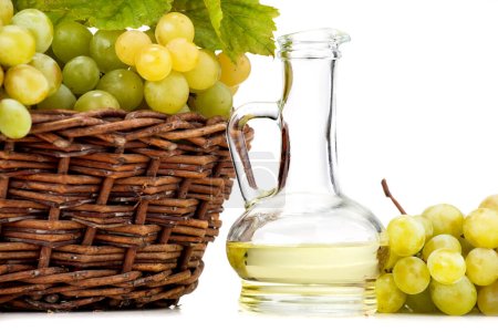 Téléchargez les photos : Raisins frais dans le panier avec de l'huile de pépins de raisin - pure élégance pour votre santé - en image libre de droit