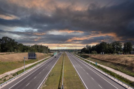 Téléchargez les photos : Highway. A two-lane road with cars on a beautiful sunny day - en image libre de droit