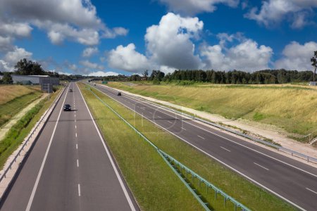 Téléchargez les photos : Highway. A two-lane road with cars on a beautiful sunny day - en image libre de droit