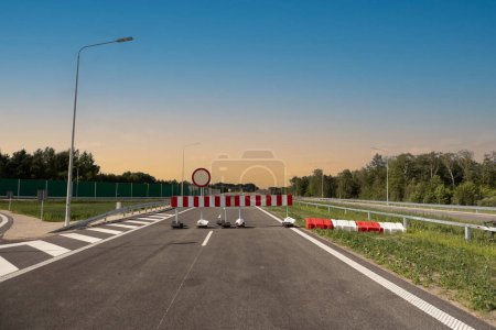 Téléchargez les photos : No entry sign on a highway under construction - en image libre de droit