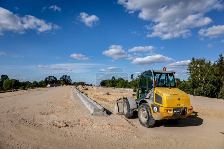 Foto de Road building. Highway construction and machines used for construction. Excavator, bulldozer, roller - Imagen libre de derechos