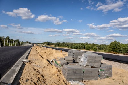 Foto de Highway construction. construction work using heavy equipment. Highways - Imagen libre de derechos