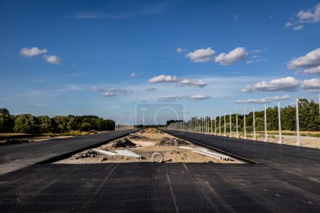 Téléchargez les photos : Highway construction. construction work using heavy equipment. Highways - en image libre de droit