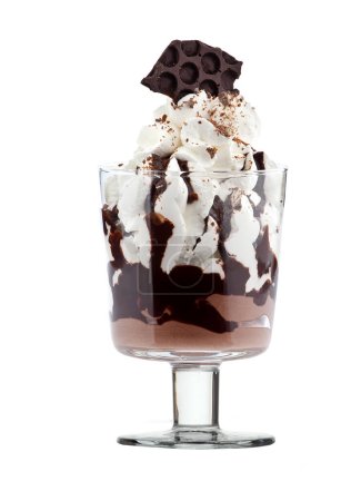 Téléchargez les photos : Desserts à la crème glacée aux fruits de saison dans une tasse en verre - en image libre de droit