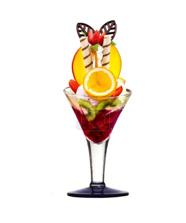 Téléchargez les photos : Desserts à la crème glacée aux fruits de saison dans une tasse en verre - en image libre de droit