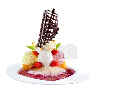 Foto de Postres de helado con fruta de temporada en una taza de vidrio - Imagen libre de derechos
