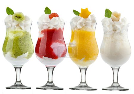 Foto de Postres de helado con fruta de temporada en una taza de vidrio - Imagen libre de derechos