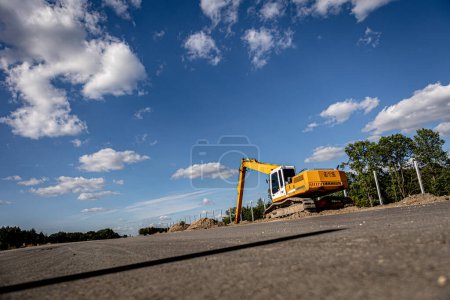 Téléchargez les photos : Autoroutes. Site de construction d'autoroute. Machines de construction sur le chantier routier. - en image libre de droit